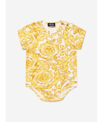 Versace Baby Barocco Print Bodysuit in Gold Comparez plus de prix